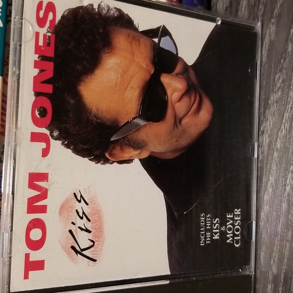 Tom jones Kiss cd